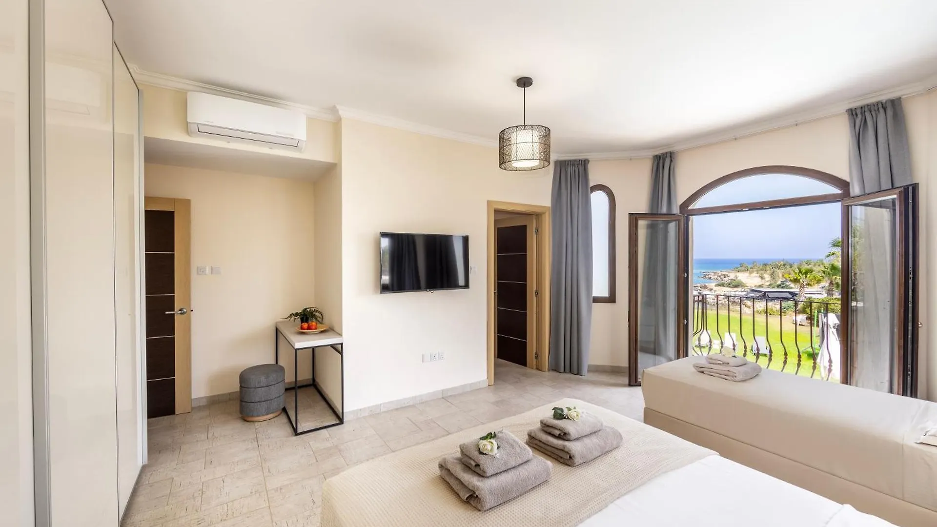 Sunnyvillas: 4Br Seafront Villa*Private Pool*Bw44 Protaras 0*,  Chipre